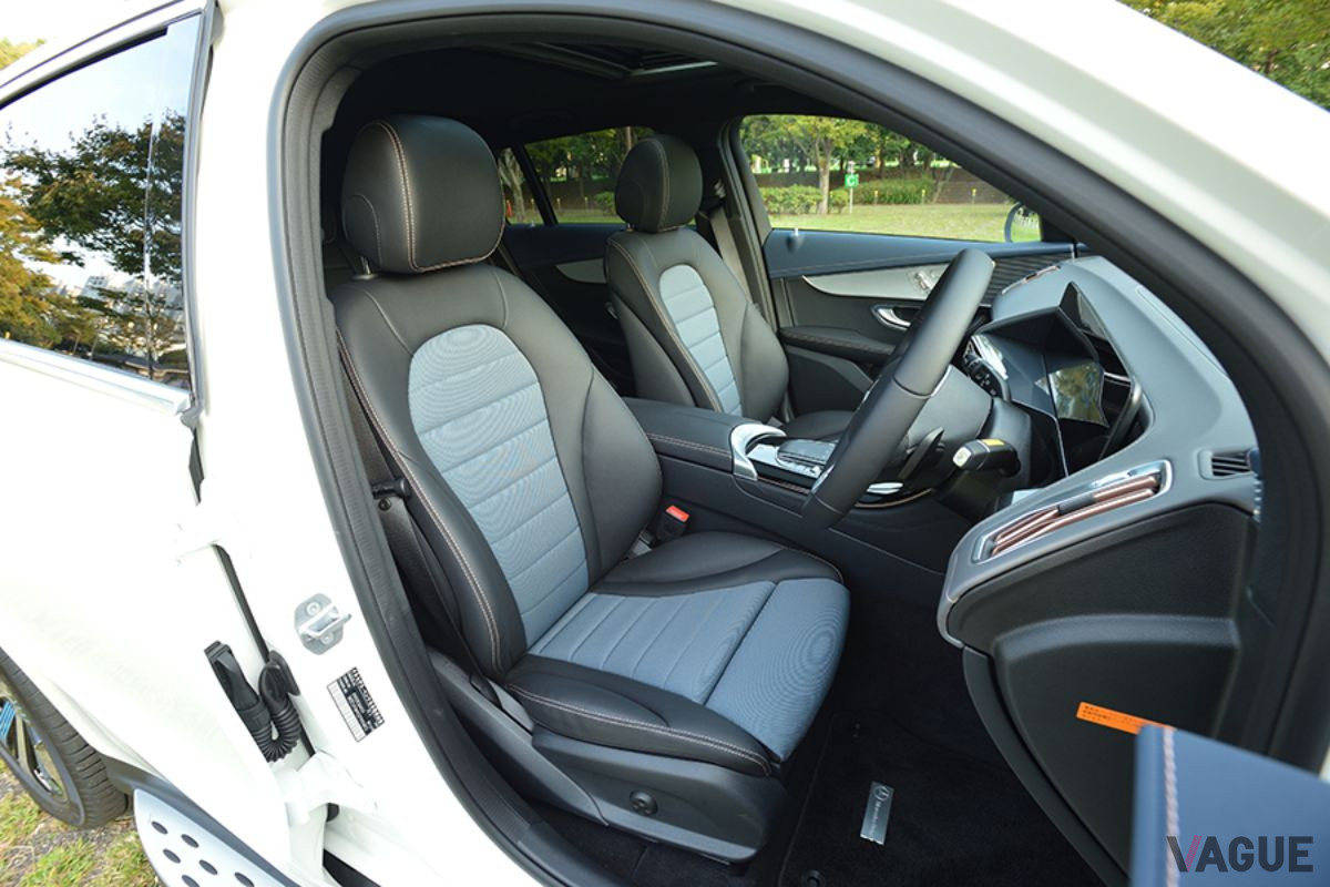 「EQC400 4MATIC」のフロントシート