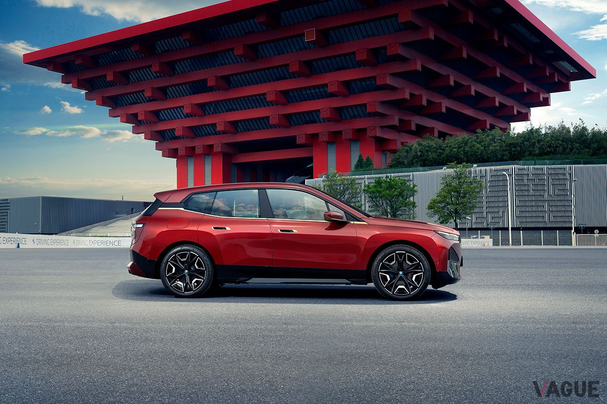 上海モーターショーで世界初公開されたBMW「iX」