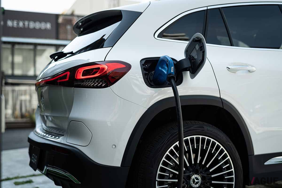 メルセデス・ベンツ新型「EQA」の充電シーン