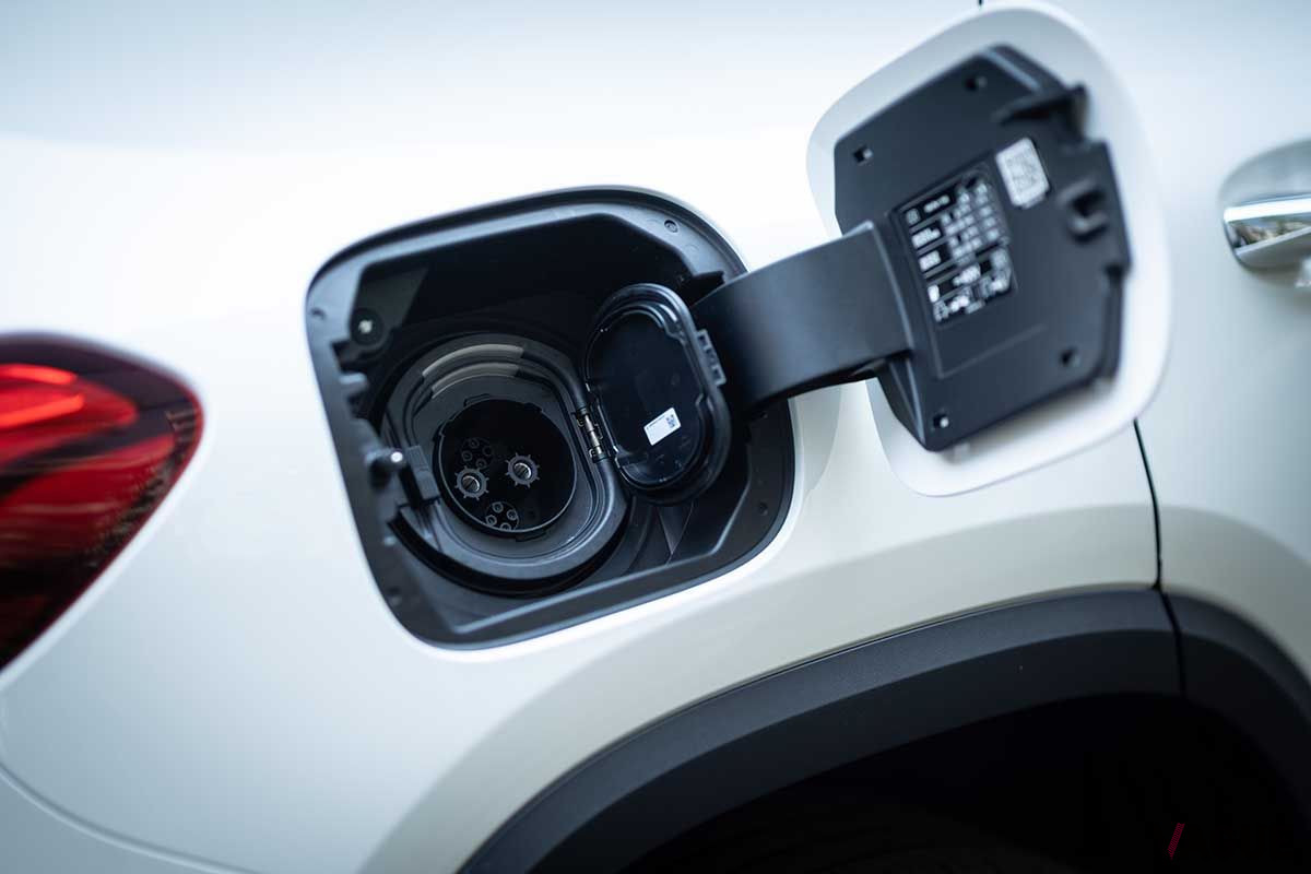 メルセデス・ベンツ新型「EQA」の急速充電リッド