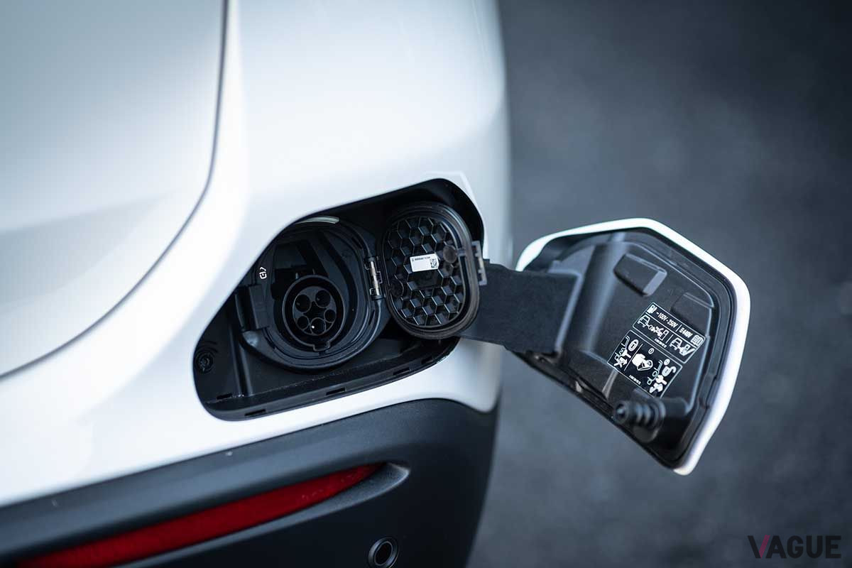 メルセデス・ベンツ新型「EQA」の普通充電リッド