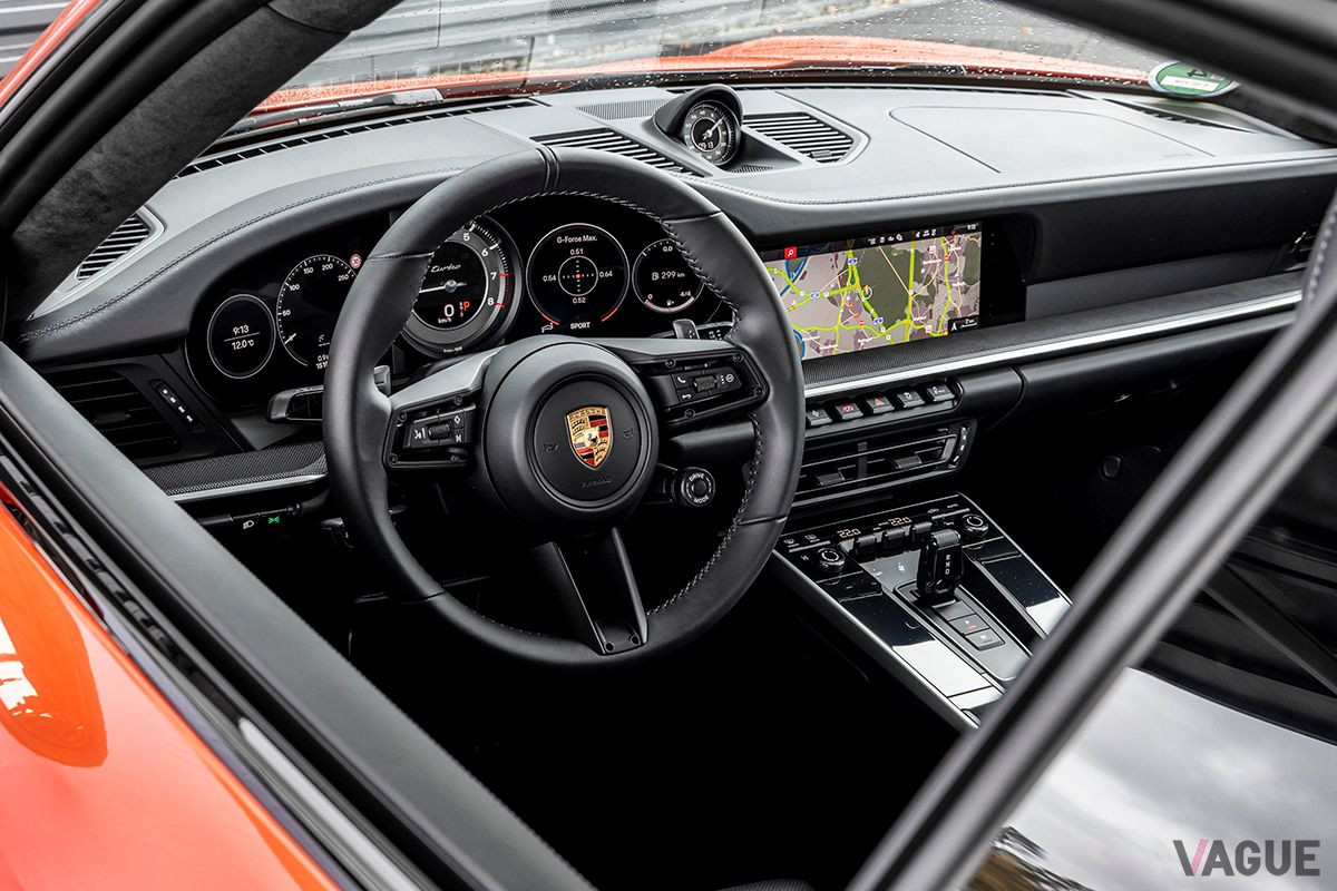 「2021ワールド・パフォーマンス・カー」に選ばれたポルシェ「911ターボ」のインパネ