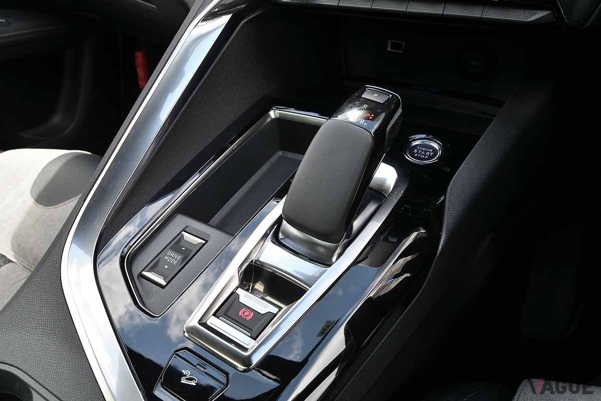 プジョー「3008GT ハイブリッド4」のシフトセレクター。8速ATを採用