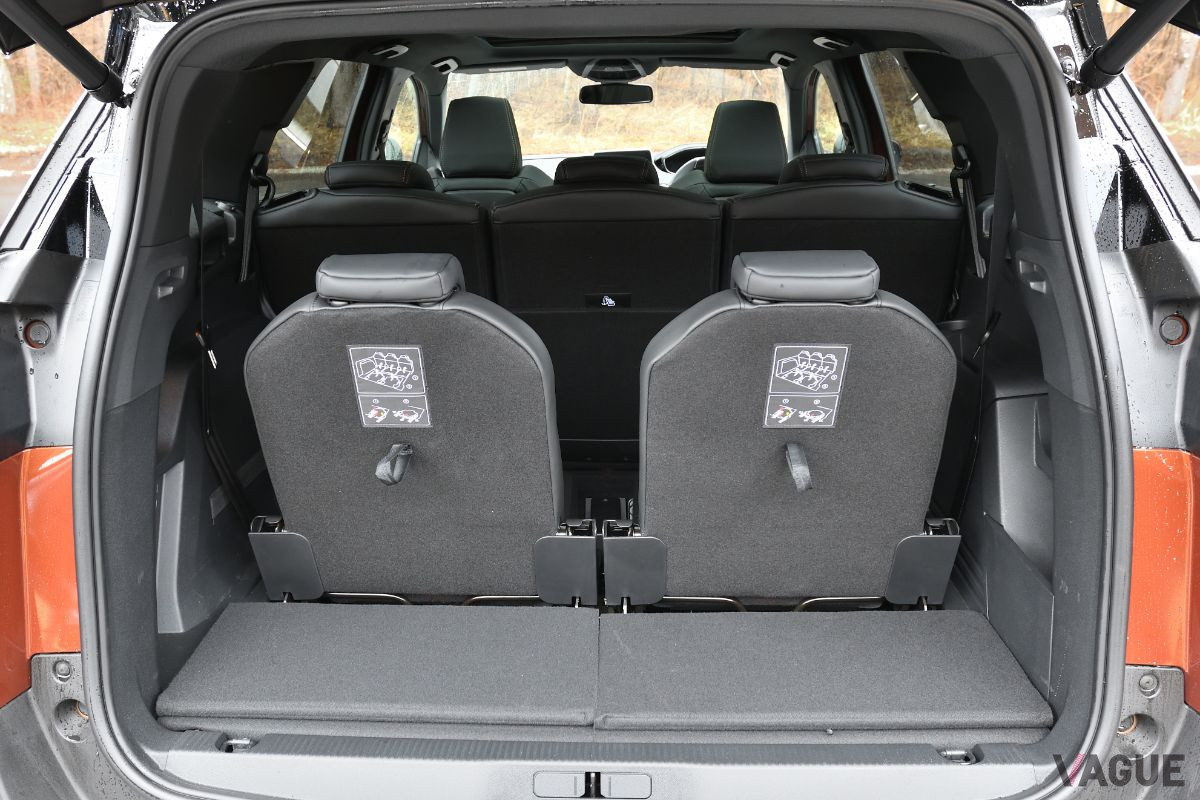 プジョー「5008」の荷室。3列目シートは完全に床下収納できる