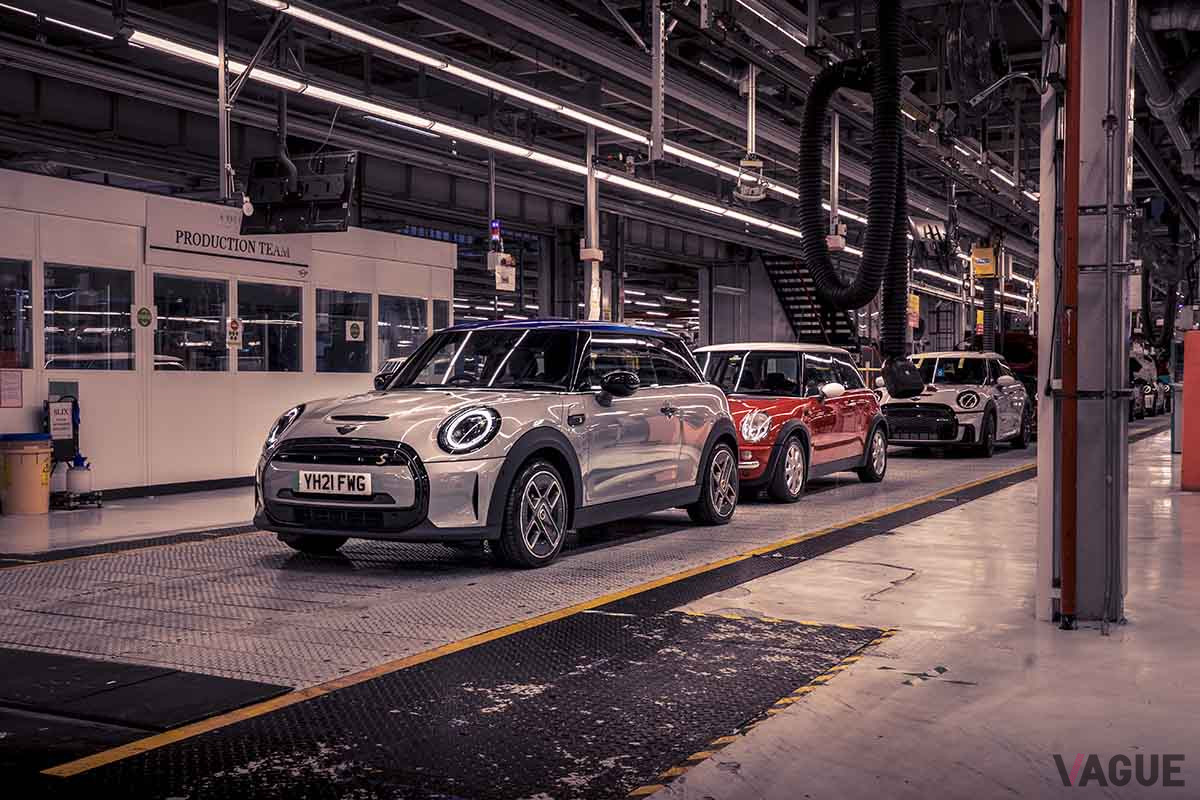 MINIオックスフォード工場での現行型MINIと初代MINI