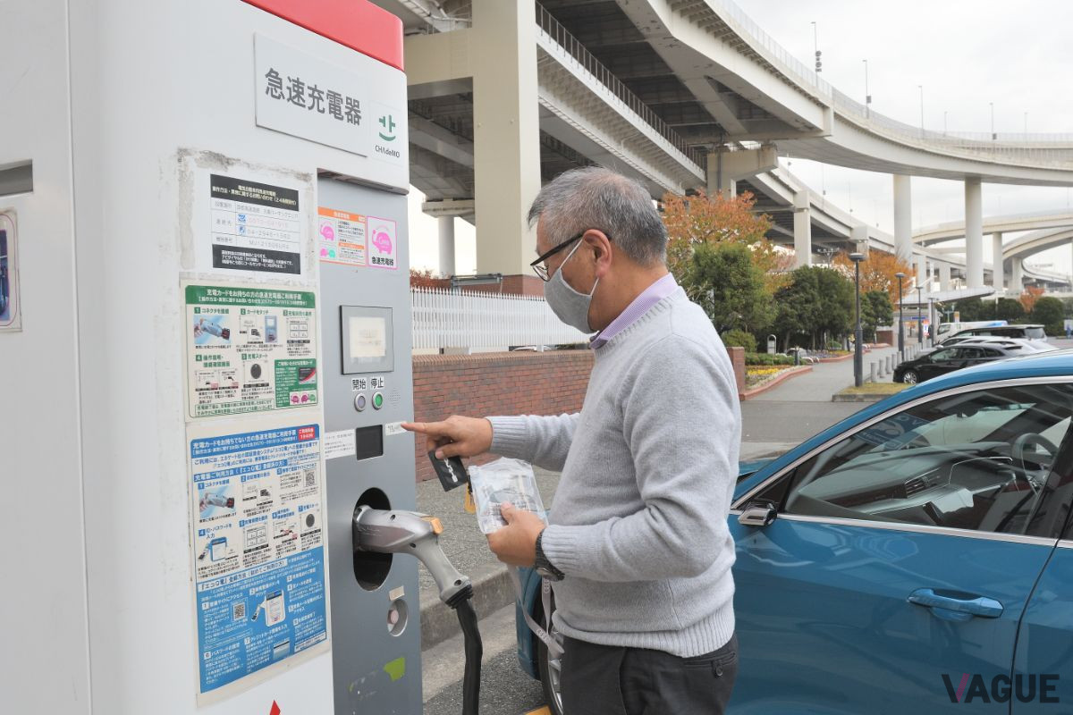 アウディのSUV型EV「e-tronスポーツバック」の充電シーン