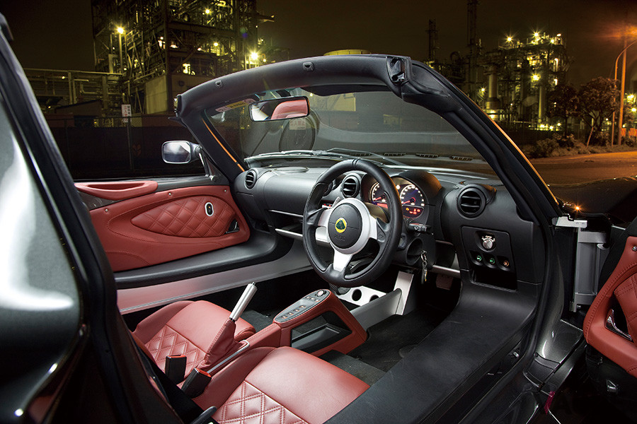 エキシージというハードコアモデルの印象とは異なり、ドアパネルやシートにダイヤモンドステッチが施されている