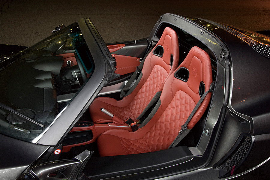 幅広いサイドステップの先には、多少豪華さを加味したバケットシート