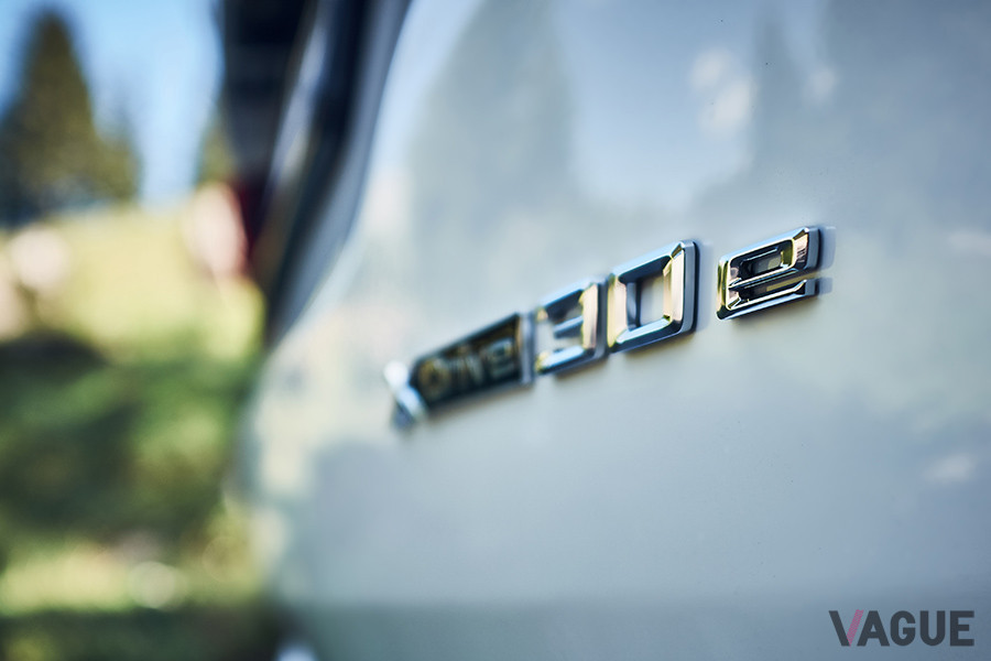BMW X3初のPHVモデル「xDrive30e」のエンブレム
