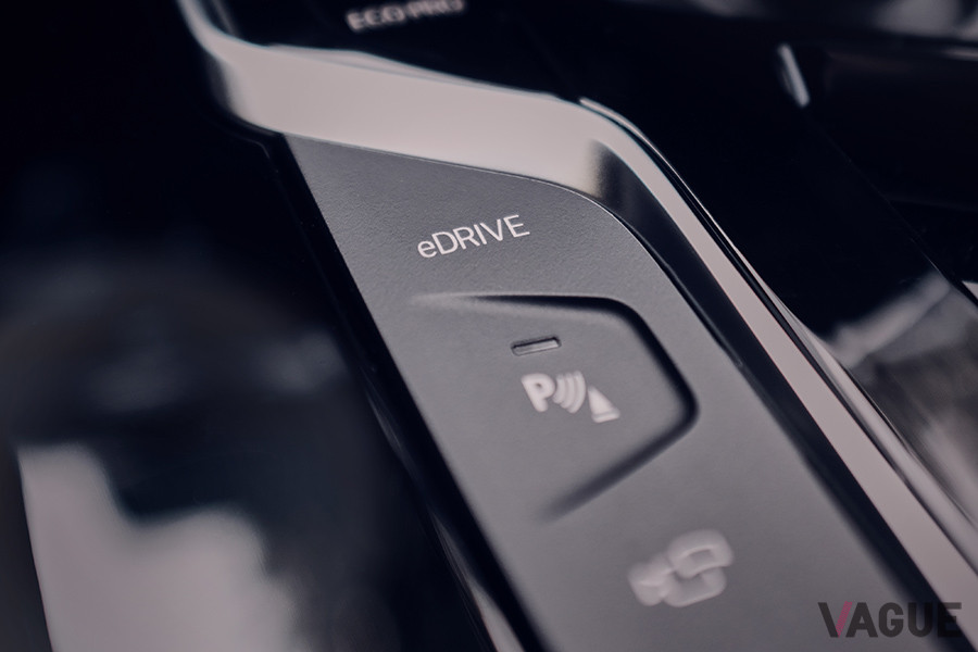 BMW X3初のPHVモデル「xDrive30e」のeDriveボタン
