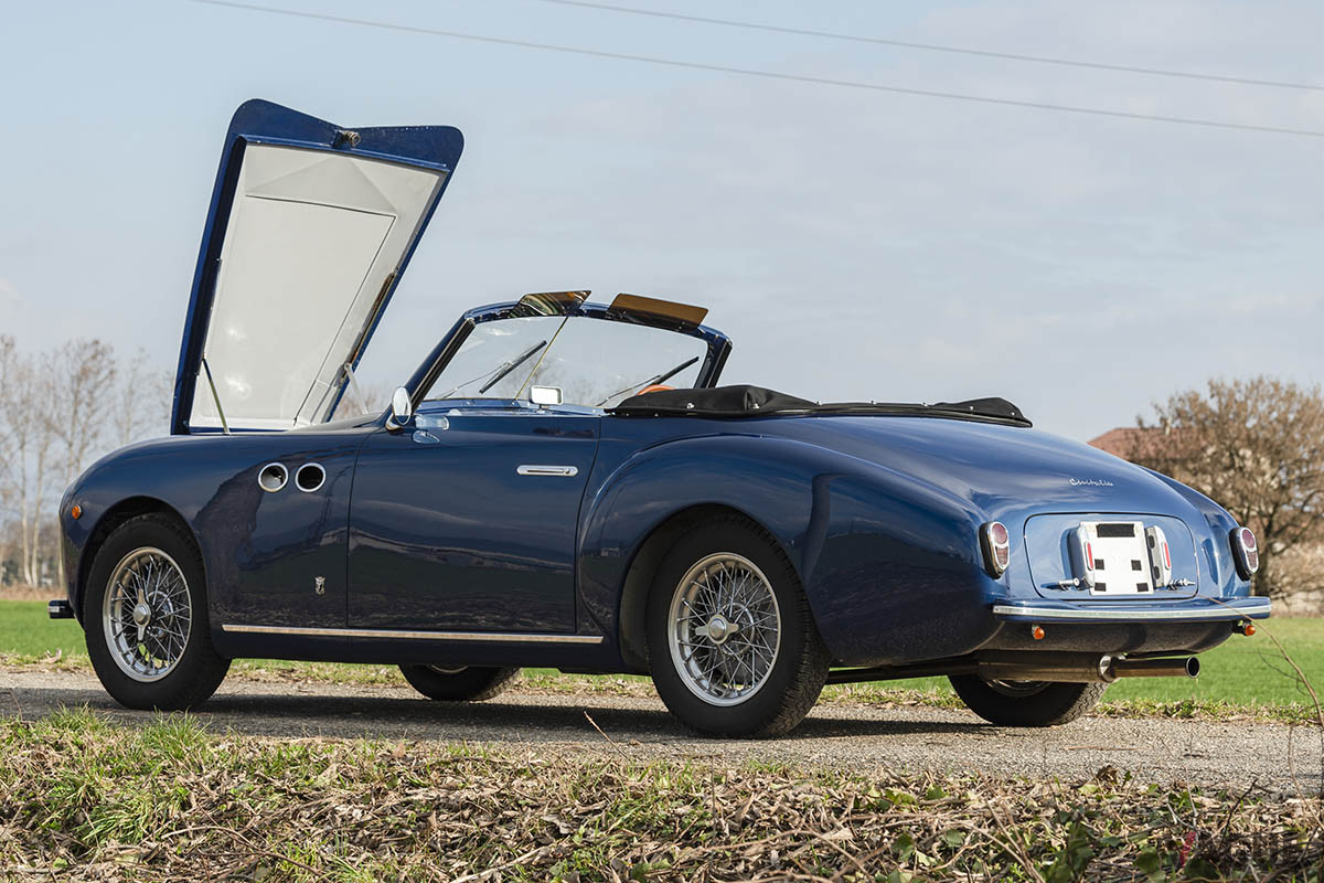 現在約5200万−5850万円で継続販売中のチシタリア「202 SC カブリオレ」（C)2021 Courtesy of RM Sotheby's