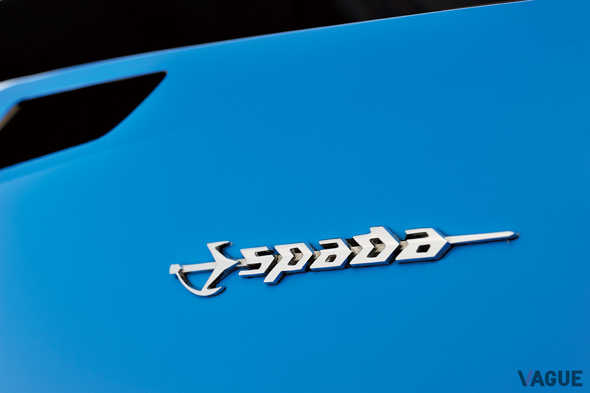 スピード感あふれるエスパーダのレターバッジ
