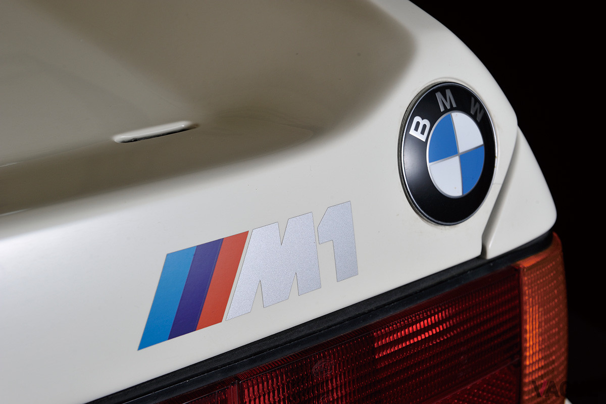 リアには左右ふたつのBMWバッジがユニーク