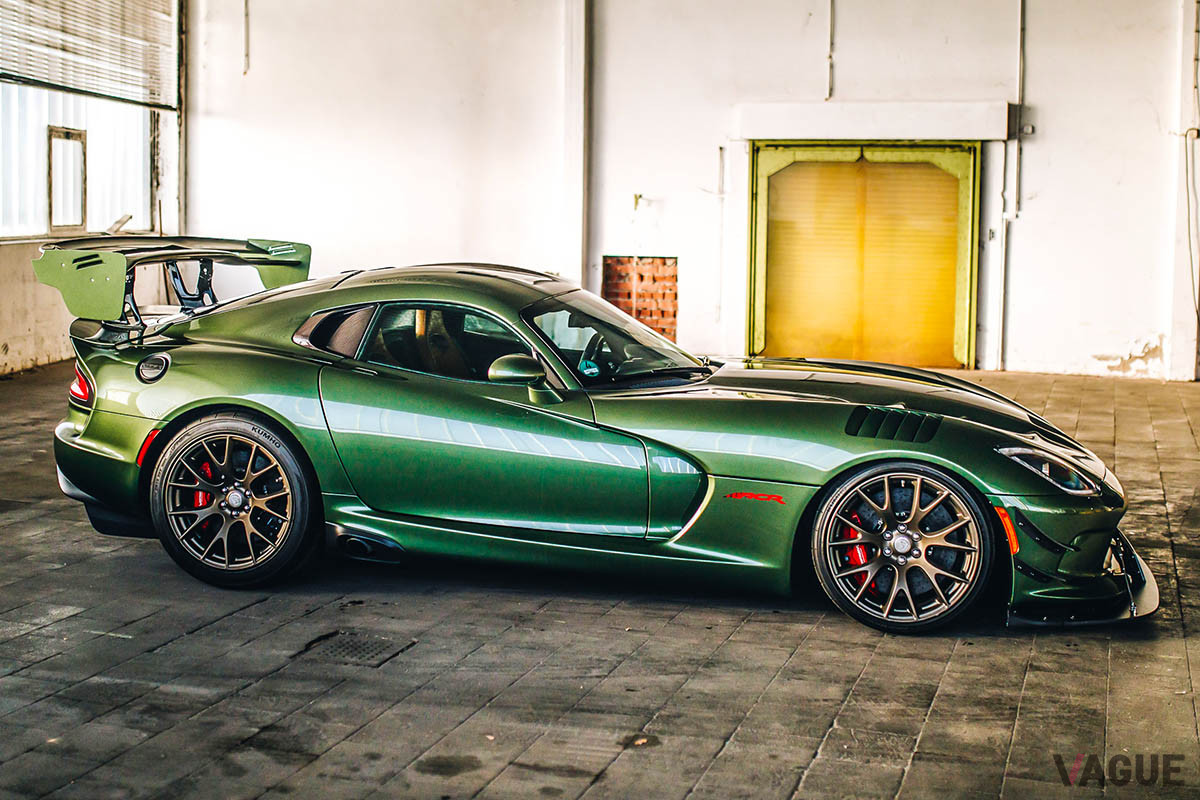 ロングノーズショートデッキの典型的FRスポーツカースタイルの「バイパーACR」（C）2021 Courtesy of RM Sotheby's