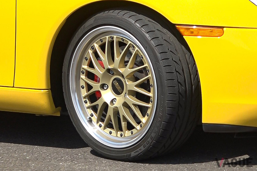 2000年モデルのポルシェ・ボクスターSのフロントタイヤは17インチ。社外のBBSホイールがセットされている