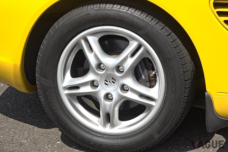 2003年モデルのポルシェ・ボクスターのリアタイヤは16インチ