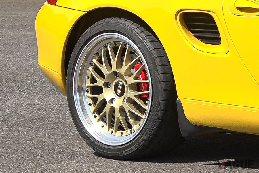 2000年モデルのポルシェ・ボクスターSのリアタイヤは17インチ。社外のBBSホイールがセットされている