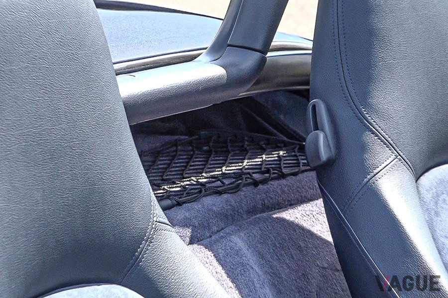 シートの背後には、小さいながらも荷物を置くスペースがある