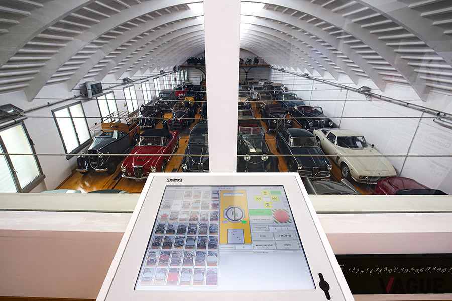 クルマの移動は、このタッチパネルを操作