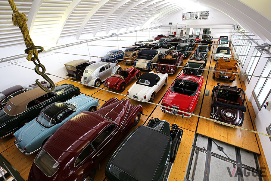 最前列は一番左からPorsche911：1970／Alfa Romeo 1900：1954／Azzurra Alfa Romeo Giulietta Spider：1959／Alfa Romeo 6C 2500 Sport Freccia d’oro：1950／Fiat Balilla 3M：1932