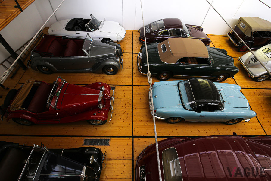 写真右列上から：Porsche 911：1970／Alfa Romeo 1900：1954／Azzurra Alfa Romeo Giulietta Spider：1959／Alfa Romeo 6C 2500 Sport Freccia d’oro：1950／写真左列上から：Alfa Romeo 1600 Spider：1966／Lancia Aprilia Pininfarina 1938／MG Midget Td：1967