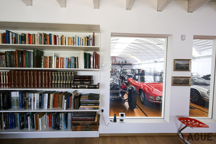 書斎のような2階にはクルマ関連の書籍、ミニカー、絵画があり、ここからからもガラス越しにクルマ鑑賞ができる