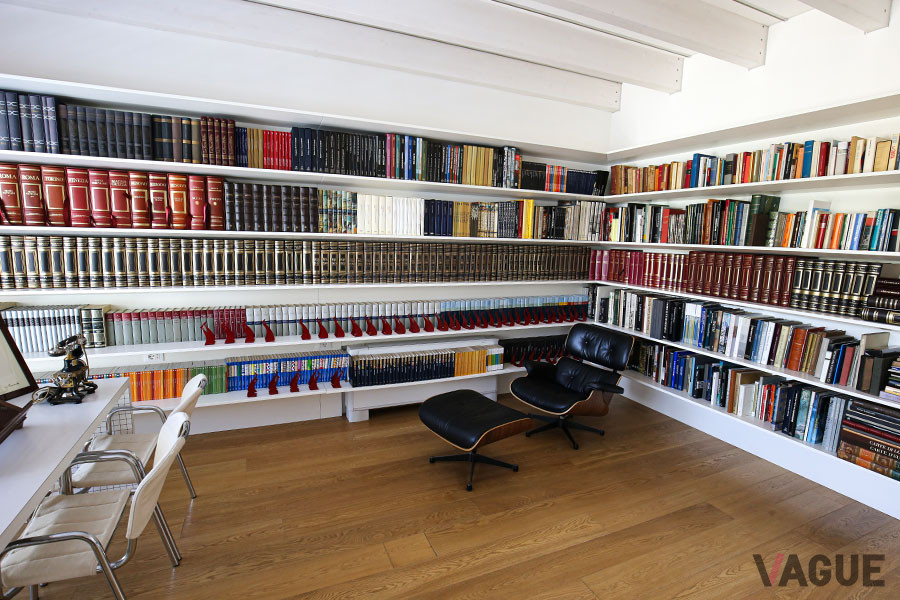 3階の部屋のちょうど真下は部屋になっており、クルマに関する書籍が集められている