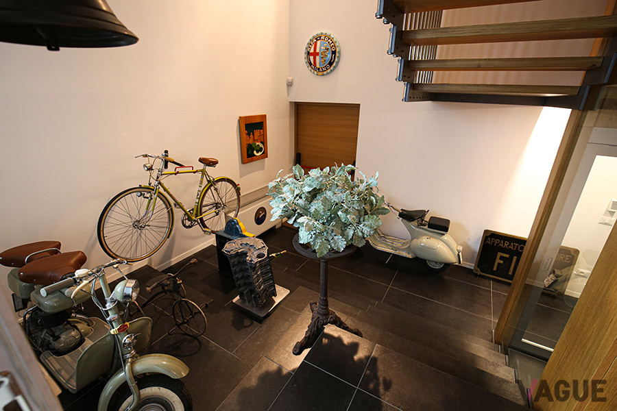 入り口にはランブレッタ、エンジンブロック、自転車、その他、面白そうなものがずらり