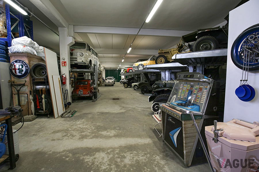 1970年代のジュークボックスや、Alfa Romeo F12 Ambulanza、FIAT 500Lなどが並ぶ