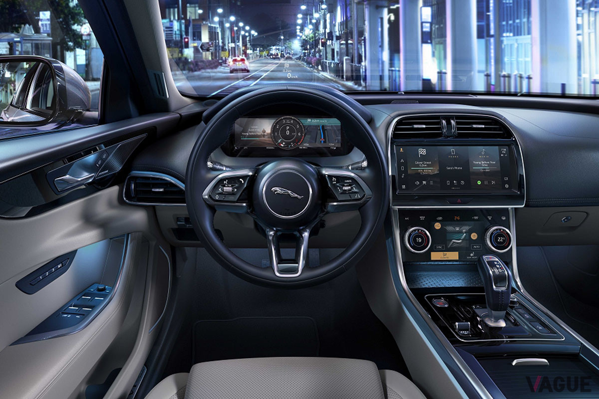 スプリットリムステアリングホイールのデザインがアップデートされたジャガー「XE」
