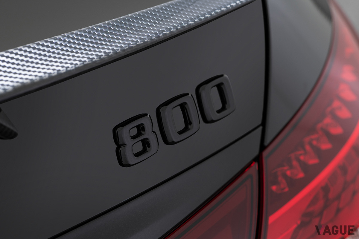 800馬力を表す「800」のエンブレム