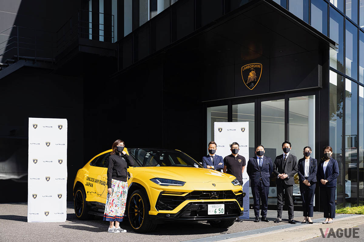 今回のツアーの出発点となったランボルギーニ福岡のスタッフと一緒に記念撮影