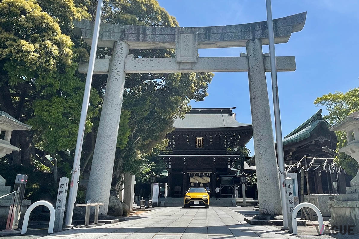 宮地嶽神社をバックにウルスを撮影