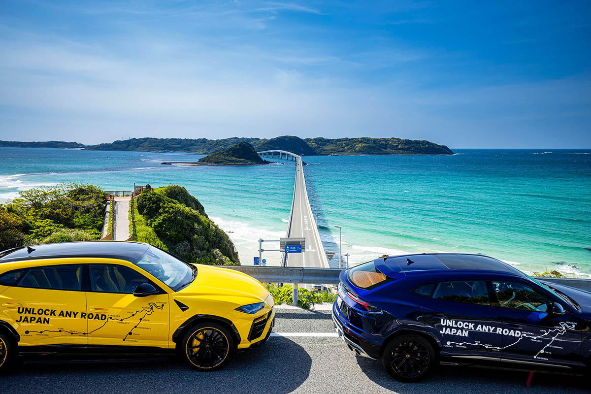 角島大橋をバックに記念撮影