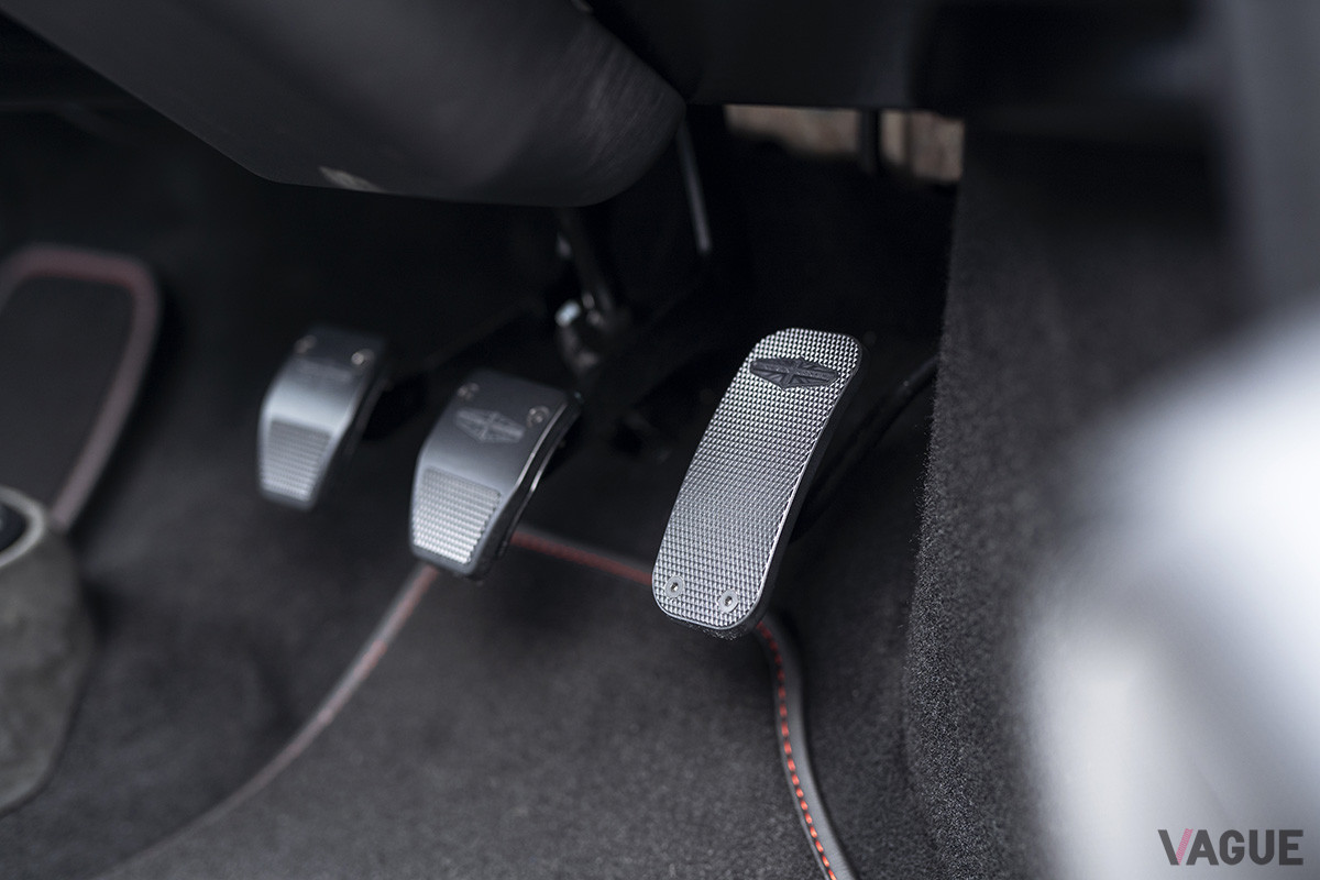 トランスミッションは5速MTを標準装備しているが、1380ccエンジンを搭載した4速MTモデルも用意される