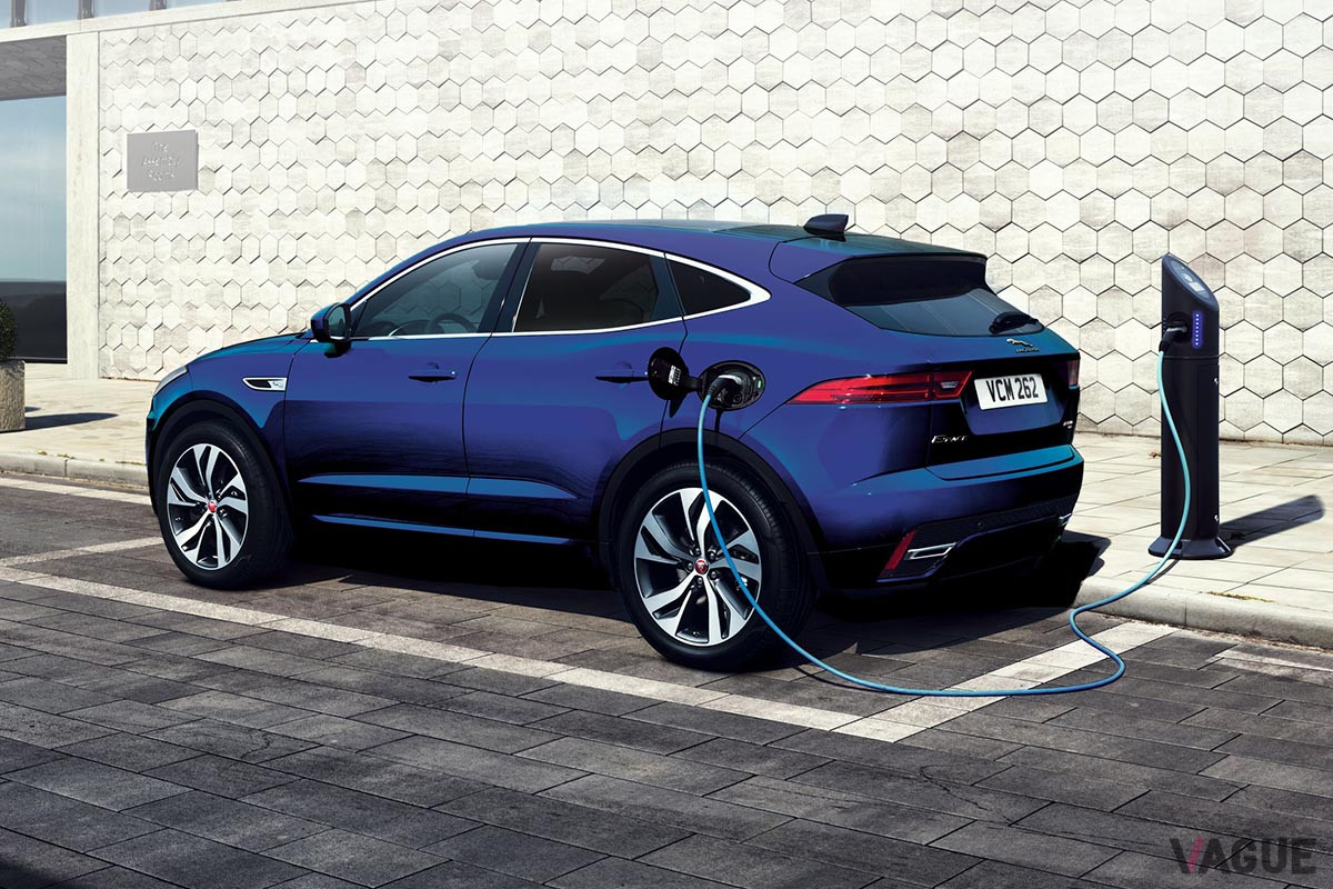 E-PACE PHEVは、1.5リッター直列3気筒INGENIUMガソリン・エンジンとエレクトリック・リア・アクセルドライブを組み合わせたP300e PHEVパワートレインを搭載