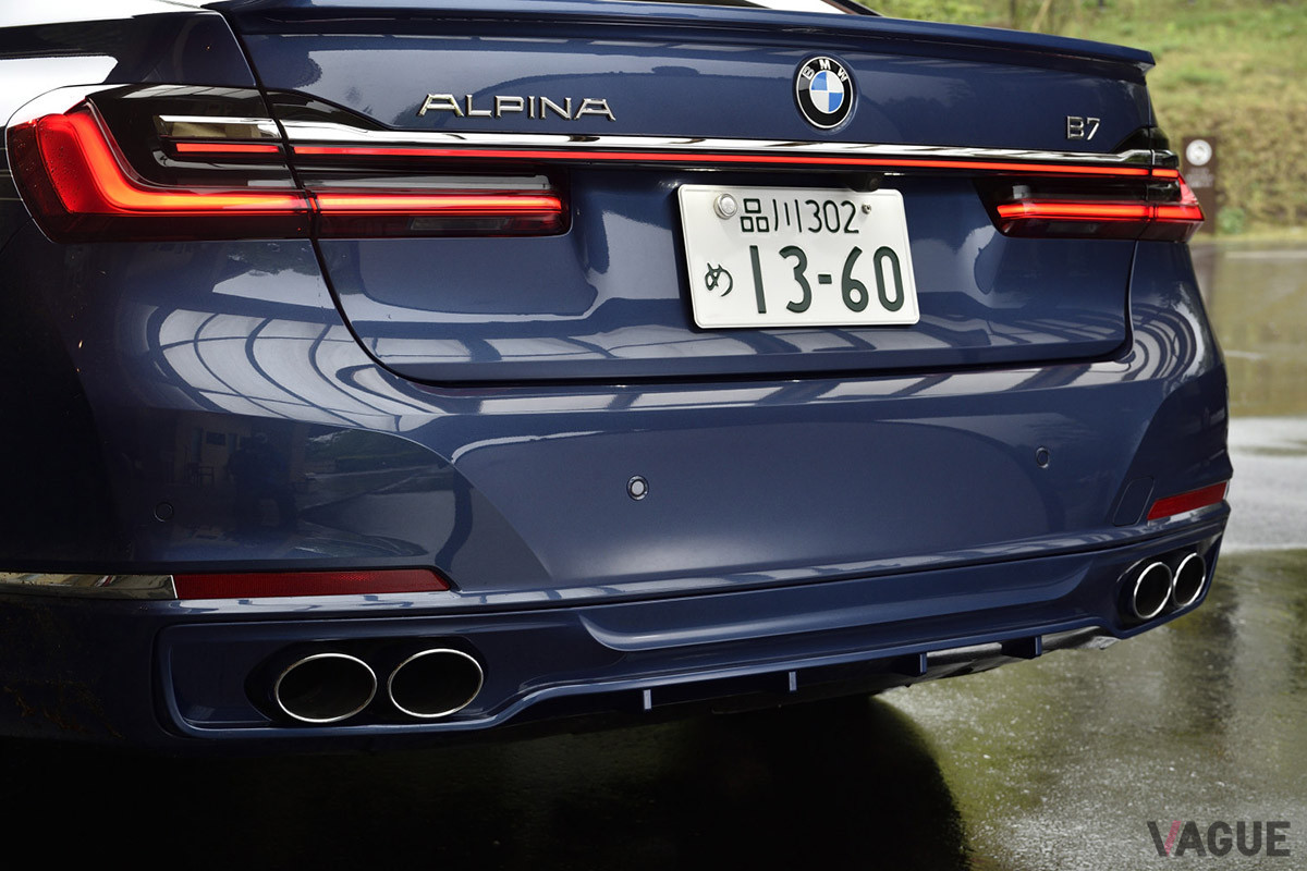 2組のツイン・エキゾースト・テール・パイプを装備したアルピナのステンレス・スチール製スポーツ・エキゾースト・システム