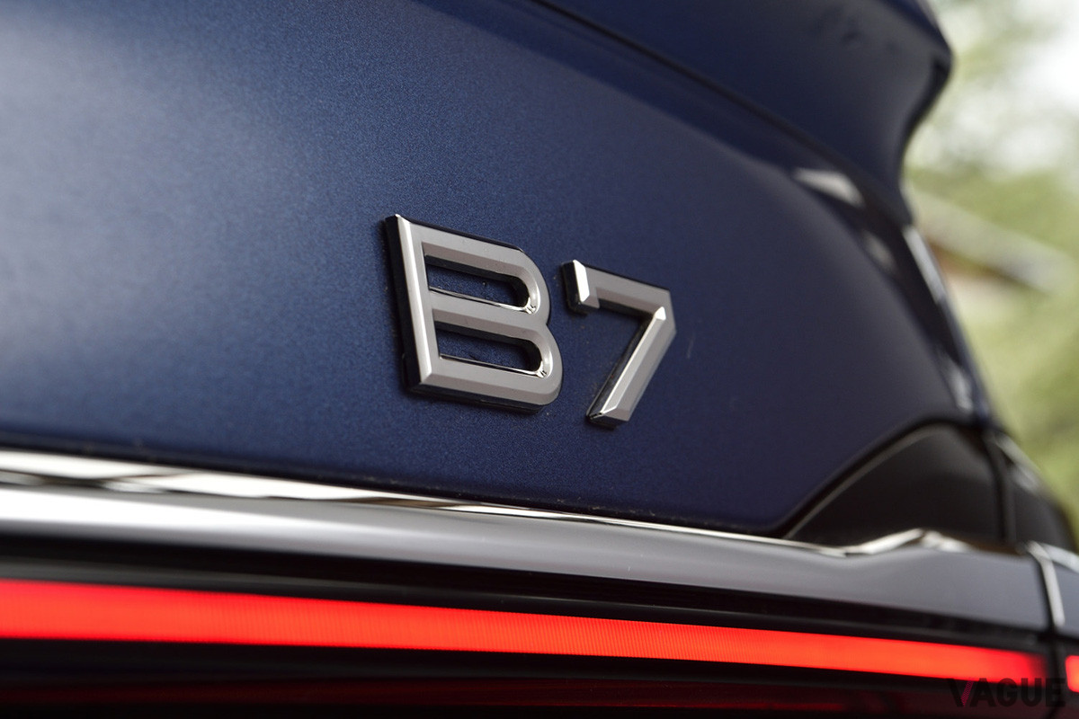 トランクリッドにさり気なく装着された「B7」のバッジ