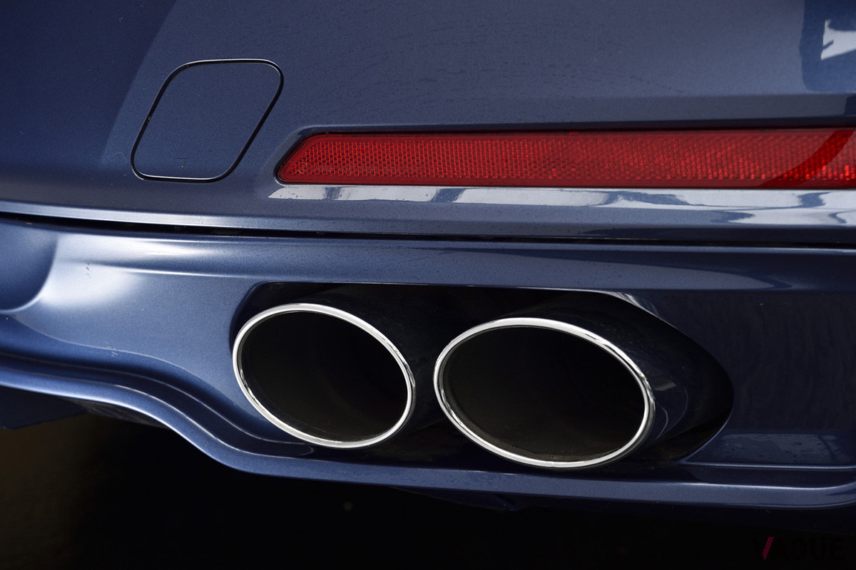 アルピナのステンレス・スチール製スポーツ・エキゾースト・システムはリア・エプロンにすっきりとまとめられている