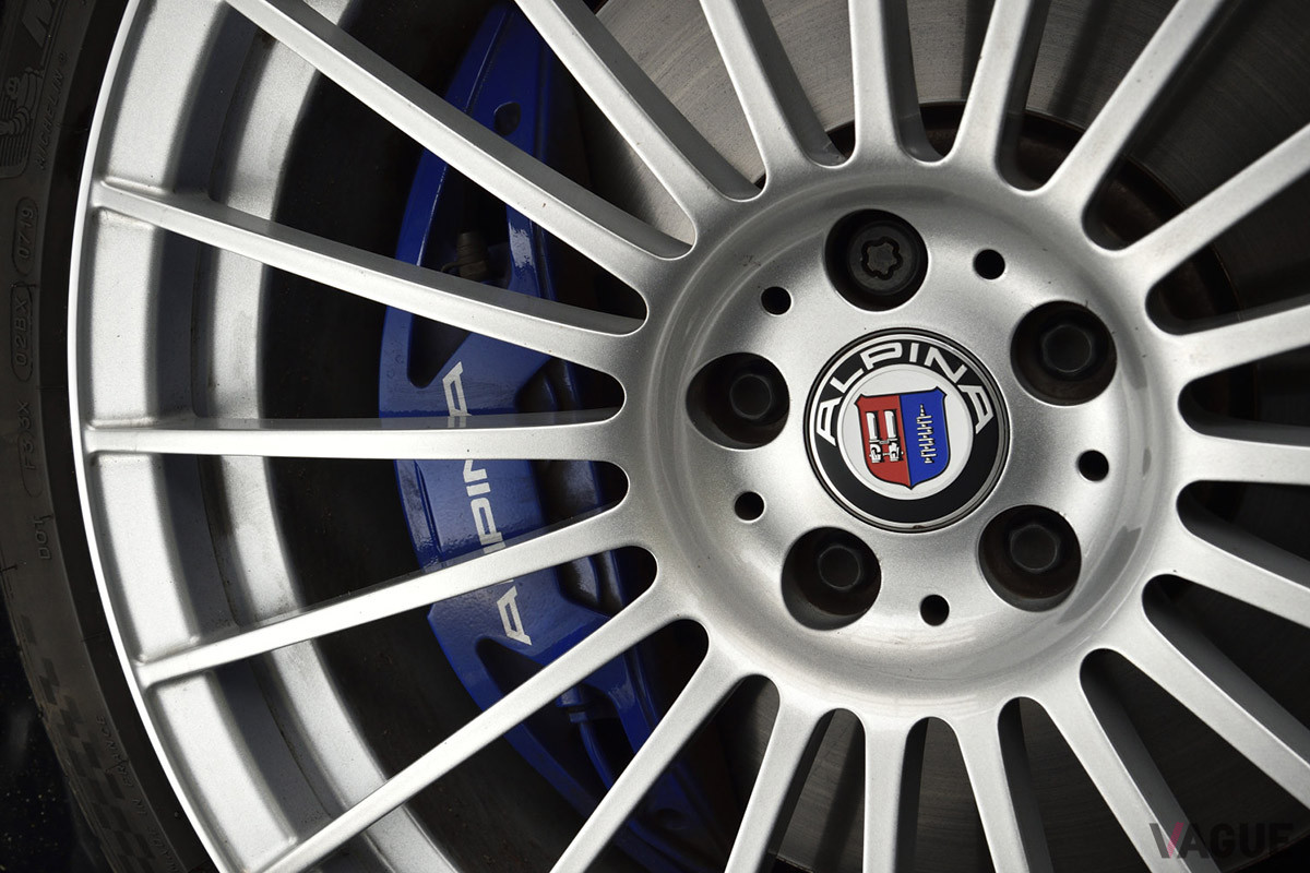ブレーキキャリパーはアルピナを象徴するブルーに塗られている