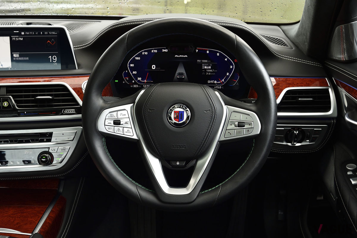 ステッチやメーターパネルのカラー、ステアリングホイールのエンブレムなどでアルピナであることが分かる