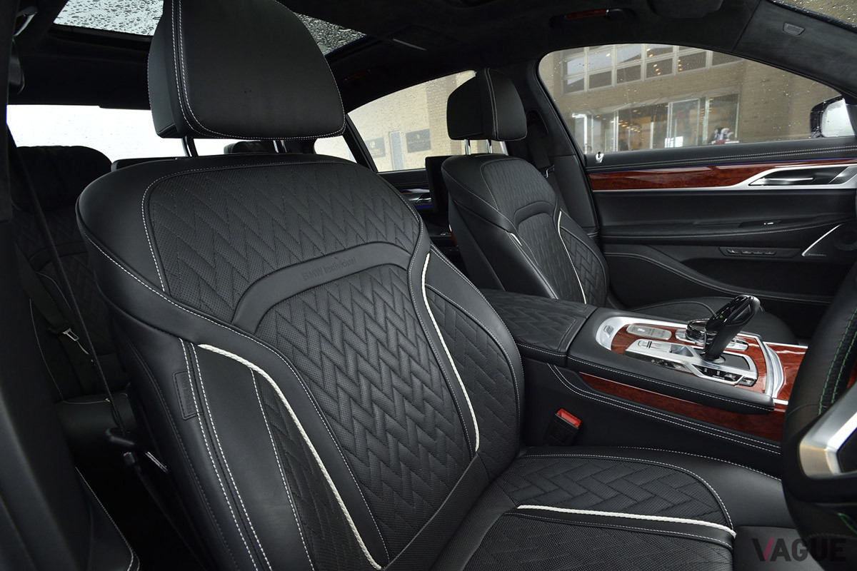 試乗車のキャビンはBMWのインディビジュアル仕様で仕上げられていたが、こだわるならばアルピナ・レザー・ワークショップでラバリナレザーでオーダーするのもいい