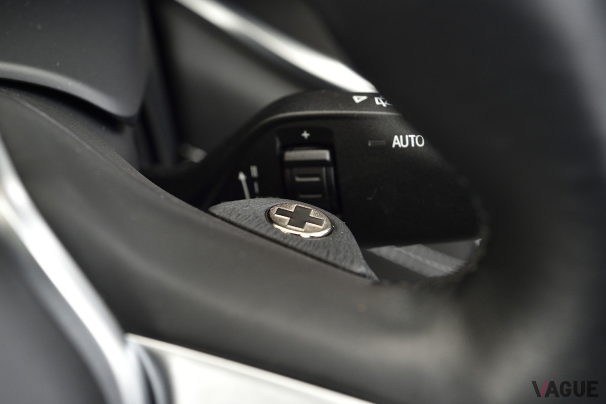 アルピナ・スウィッチ・トロニック付の8速AT。ステアリングホイールの裏に配置されたボタンでシフトチェンジする