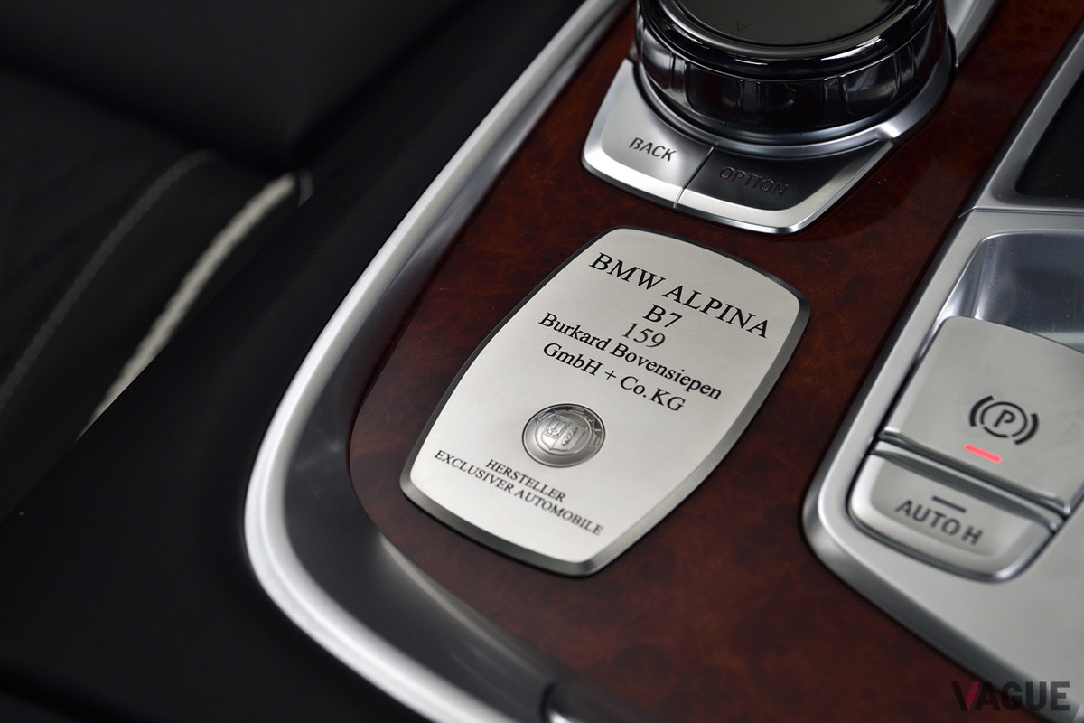 アルピナの証であるプレートはセンターコンソールにセットされている