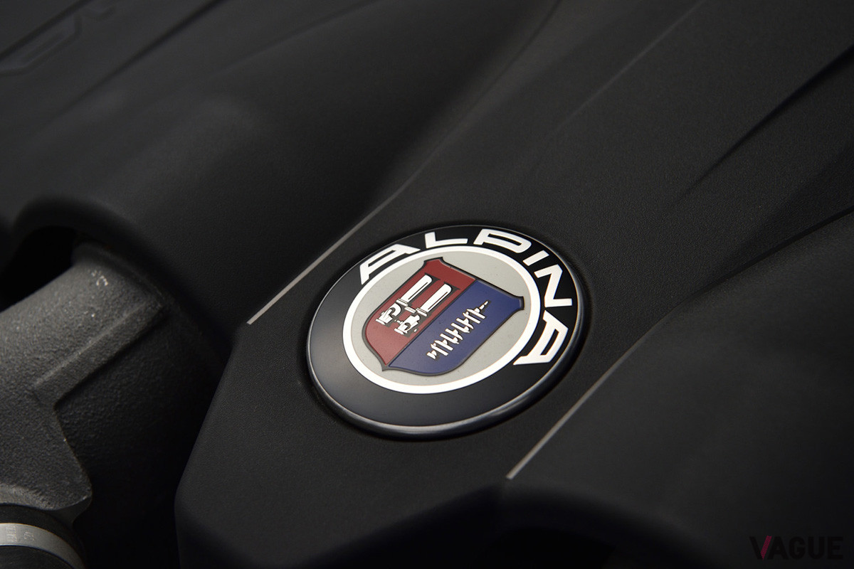 エンジンルームにもアルピナバッジが輝く