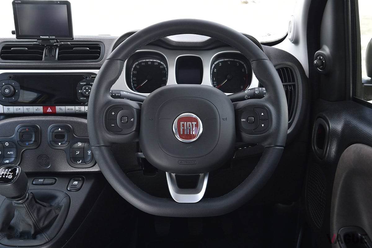 スクエアなモチーフを随所に取り入れたコックピット