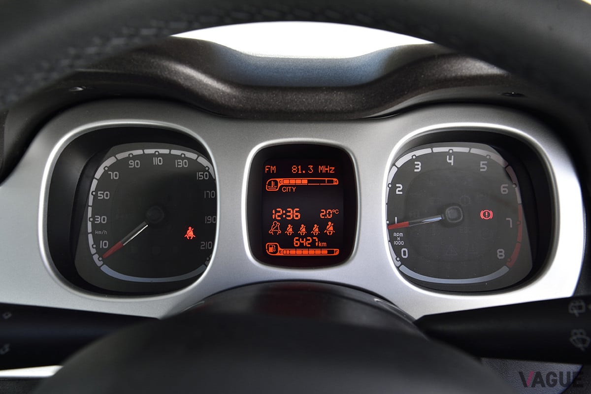 メーターパネルも円形ではなくスクエアがモチーフとなっている