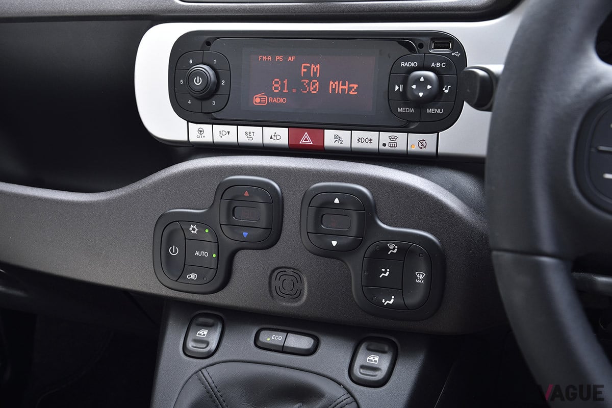 フルオートエアコンを装備