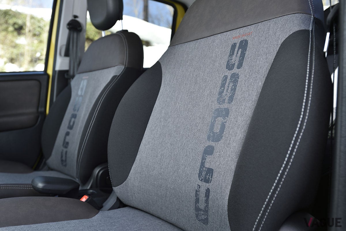 専用ファブリックシートは前席にシートヒーターを装備