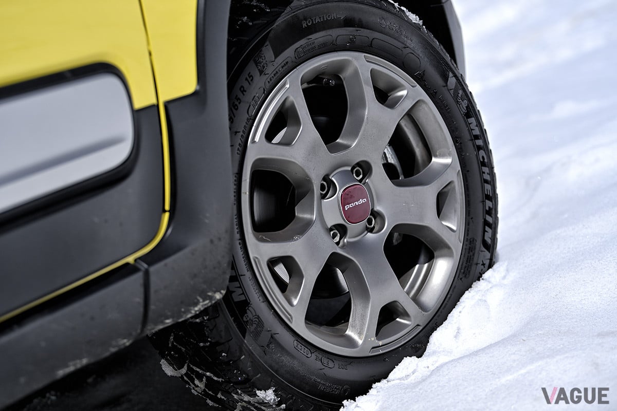 15インチ10スポークアルミホイールをセット